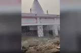 Imagini șocante în India. Un templu istoric s-a prăbușit în fluviu