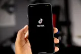 UE schimbă regulile pentru social media: fără conturi sub 13 ani, restricții până la 15 ani