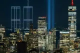 Turnurile Gemene au reapărut pe cerul New York-ului. Aproape 3.000 de drone au recreat siluetele clădirilor