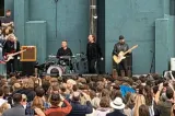 U2 a revenit după 50 de ani la școala unde s-a format. Surpriza pregătită pentru elevi la Dublin
