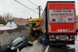 Trei persoane, printre care un minor, rănite grav într-un accident pe DN13, la Rotbav. Traficul a fost blocat