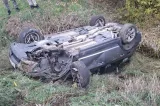 Doi copii, răniți după ce mașina în care se aflau s-a răsturnat într-un râu din județul Neamț. Șoferița a încercat să evite un câine