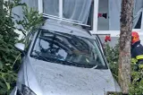 Accident în Pitești: o mașină a ajuns în balconul unui bloc. Șoferul de 75 de ani ar fi greșit comenzile