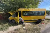 Accident rutier grav în Giurgiu: microbuz plin cu elevi implicat. Un copil de 9 ani care aștepta pe drum a fost spulberat: ulterior a fost preluat de elicopterul SMURD