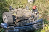 Accident grav în Mehedinți: o mașină s-a răsturnat în afara carosabilului. Patru persoane au ajuns la spital