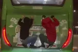 Doi tineri din Bacău, s-au agățat de un autobuz aflat în mers - VIDEO