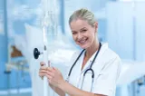 Asistentă din Brăila, suspectată că a furat ani la rând medicamente opioide din spital. Polițiștii au găsit saci întregi în casa femeii