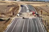 Lucrările pe lotul 3 al Autostrăzii A7 Bacău–Pașcani au depășit stadiul fizic de 55%. Când vor putea circula șoferii pe acest tronson