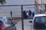 Bătaie în curtea unei școli din Timișoara! Părinții au sărit la un profesor după ce acesta le-a certat copilul. Scandalul, filmat - VIDEO