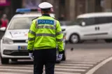 Asfalt surpat pe bulevardul Mareșal Averescu din București. Mașinile sunt deviate pe linia de tramvai