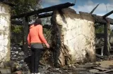 Fiica adoptivă, suspectată că le-a incendiat gospodăria părinților după un conflict violent. „Ne dă foc”