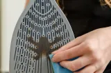 Cum cureți talpa fierului de călcat fără să o zgârii. Metode simple pentru îndepărtarea petelor arse și a depunerilor