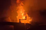 Incendiu violent într-o gospodărie din Bihor. Acoperișul unei magazii și mai multe bunuri au ars