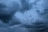 Cod galben de ploi puternice în mai multe județe, inclusiv în București. ANM anunță precipitații mixte la munte