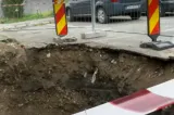 Bătrână, în stare gravă la spital după ce a căzut într-o groapă de aproape doi metri. Gardurile au fost montate abia după incident