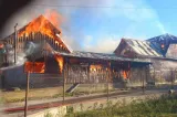 Incendiu puternic în județul Bistrița-Năsăud. Trei anexe gospodărești, cuprinse de flăcări. Pericol pentru o locuință din apropiere