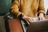 Tot mai greu să te angajezi în România! 65 de candidaturi pentru un singur job. Tinerii își caută de muncă pe TikTok