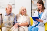 Vârstnici atrași cu „evaluări medicale gratuite” și apoi păcăliți să facă credite pentru dispozitive medicale scumpe. Cinci persoane, vizate de ancheta Poliției