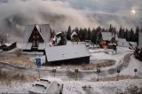 Iarna s-a instalat mai devreme în România. Ninsori, drumuri acoperite de zăpadă și intervenții ale utilajelor în zonele montane