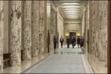 Bolojan i-a predat ștafeta lui Niculescu. Fostul premier a plecat din biroul de la Palatul Victoria alături de Ioana Ene Dogioiu - VIDEO