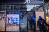 Magazine jefuite în Franța, în timpul protestelor față de scumpiri. Autoritățile anunță 1.200 de rețineri