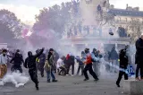Haos în Franța după protestele soldate cu jafuri: produse Hermès și Louis Vuitton, scoase la vânzare pe trotuare