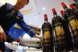 De ce se lasă dopul sticlei de vin pe masă după deschidere? Secretul explicat de somelieri