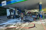 Accident grav într-o benzinărie de pe Valea Oltului. Șoferul unui autocamion, încarcerat în cabină. Trafic blocat pe DN 7