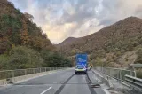 Trafic restricționat pe Valea Oltului, după un accident pe DN 7. Un TIR a lovit parapetul unui viaduct și a rămas blocat pe șosea