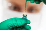 Vaccinul anticancer, rezultate care dau speranțe. Peste 82% dintre pacienți nu mai aveau urme de melanom după doi ani
