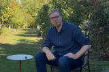 Vucic a ajuns să „dezbată” cu o piatră înaintea alegerilor din Serbia. Opoziția îl refuză, iar replica vine dintr-o grădină