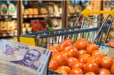 Incredibil, dar adevărat: Românii au ajuns să plătească mai mult ca italienii pe alimente. Care este diferența