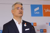 Pîslaru se preface că nu știe cu câți bani îi va crește salariul. Ministrul întreținut de soție scoate pixul și foaia să calculeze 22%