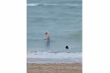 Primii turiști care au ajuns la Vama Veche au sfidat temperaturile scăzute și au intrat în Marea Neagră - VIDEO