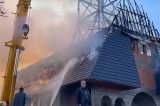 O biserică din Maramureș a luat foc. Pompierii au intervenit cu șapte autospeciale - VIDEO