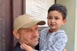 Alex, băiețelul găsit după două zile în pădure, a fost externat din spital. Primele dorințe ale copilului: înghețată, ciocolată și să își vadă sora