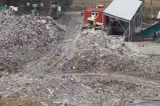 Dosar de mediu la Brașov. Două persoane, vizate pentru arestare preventivă după îngroparea ilegală a sute de tone de deșeuri din construcții