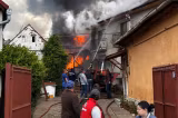 Incendiu devastator în Sibiu: trei case și două anexe au fost cuprinse de flăcări - VIDEO