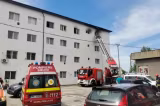 O garsonieră din Balș a ars complet: pompierii din două orașe au intervenit de urgență. Copiii s-au jucat cu focul