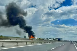 Un microbuz a luat foc în mers pe A1. Traficul spre Pitești este complet blocat din cauza degajărilor mari de fum - VIDEO