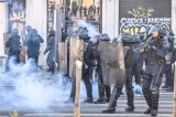 Proteste violente în Franța: peste 150.000 de oameni vor salarii mai mari și cer demisia Guvernului - VIDEO