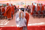 Primul robot budist și-a preluat atribuțiile. S-a rugat în templu și a participat la un ritual de purificare