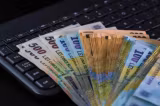 Calcule: cum cresc salariile demnitarilor în noua lege?