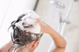 Ce trebuie să pui în șampon ca să oprești căderea părului. Remediul natural care face minuni 
