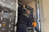 Captură record a polițiștilor de frontieră din Giurgiu. Peste şapte milioane de ţigarete, în valoare de peste 2 milioane de euro, ascunse într-un transport de citrice