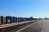 Opt morți pe autostrada M1, în Ungaria. Un camion a luat foc, apoi un microbuz cu numere moldovenești s-a izbit de un TIR