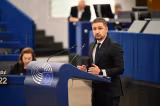 Adrian Axinia (europarlamentar AUR/ECR): „Guvernul Bolojan a creat o structură paralelă pentru gestionarea marilor proiecte de infrastructură și a transformat investițiile publice într-o nouă sursă de sinecuri și control politic”