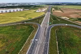 Infrastructură „românească”: Bucata de autostradă care se termină în câmp!