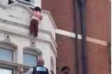 Momente de tensiune în Londra: O fetiță agățată de pervazul unei clădiri a fost salvată în ultima secundă de un polițist și un trecător - VIDEO