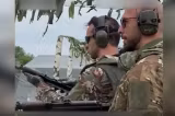 Imagini explozive: frații Tate, pe tancuri rusești